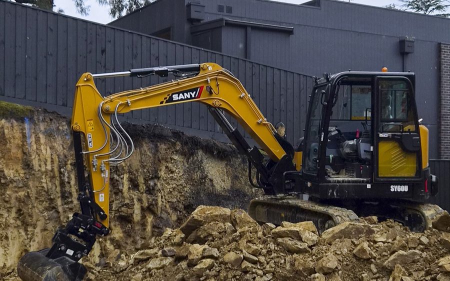 The 20 tonne machine working the cut
