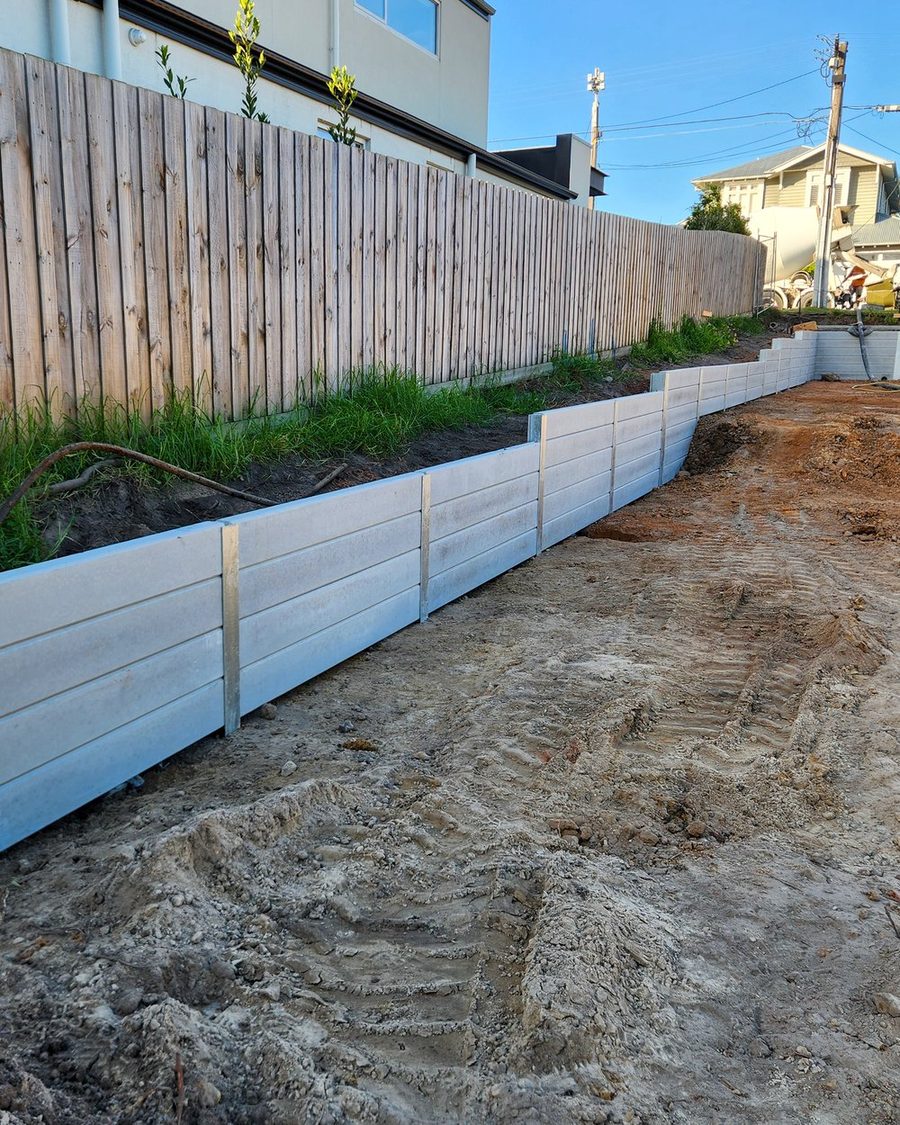 Sleeper wall carrying a driveway edge
